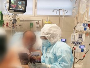 Enfermera impacta a su manera y comparte esperanza en la emergencia