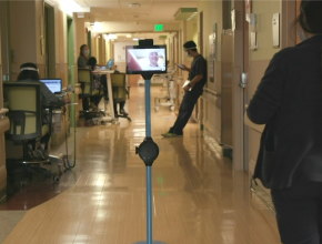 Robots ayudan a que los pacientes socialicen en hospital adventista