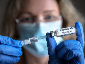 Especialista aclara dudas sobre vacunas contra COVID-19