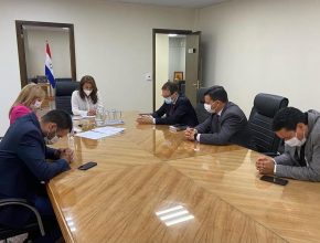Paraguay: autoridades judiciales reciben esperanza por medio de libro misionero