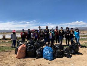 Jóvenes Adventistas recogen basura en el lago Uru Uru, en Bolivia
