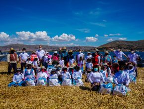 Niños de la Isla de Los Uros reciben ayuda humanitaria en medio de la pandemia