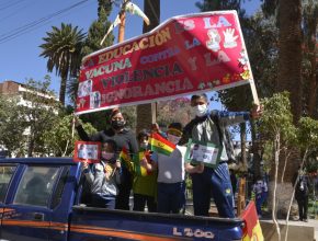 Alumnos de Colegio Adventista en Bolivia participan de marcha “No Manches tu bandera” contra la violencia