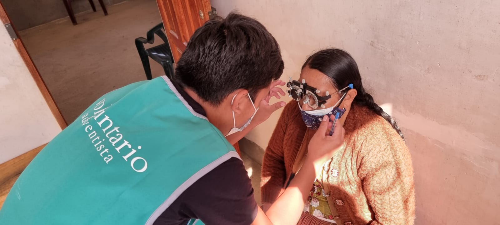 Jóvenes del Servicio Voluntario Adventista en Bolivia realizan feria de salud oftalmológica gratuita