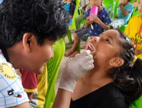 Jóvenes SVA de la Misión Boliviana Central realizan una feria de Salud Bucal