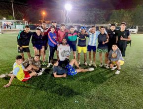 Más de 50 jóvenes aprenden de Jesús cada semana antes de jugar al fútbol