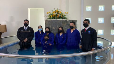 Revestidos en Cristo: Familia de alumnos y docente del Colegio Adventista de Angol son bautizados en emocionante jornada