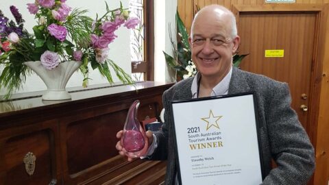 Adventista recibe premio de taxista del año en el sur de Australia