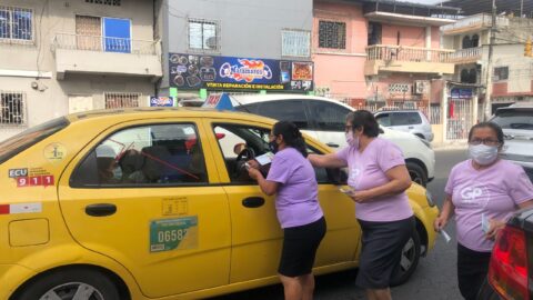 Acciones de bondad en las calles por el día de la Mujer Misionera Adventista