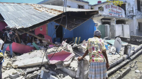En Haití, terremoto causa muchos daños, pero no destruye la fe de un hombre