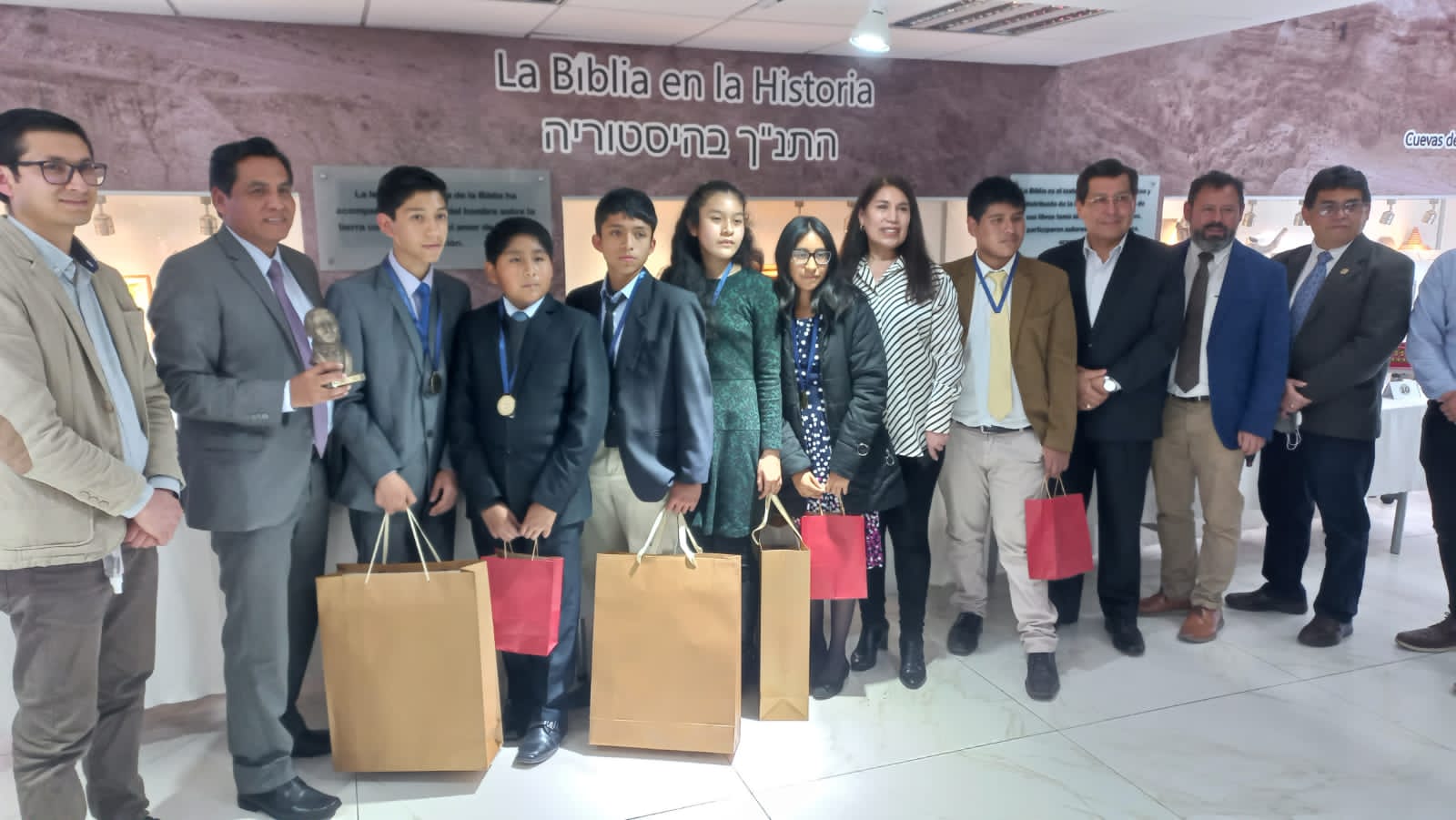 Ganadores del concurso son reconocidos y premiados por la Sociedad Bíblica Peruana.