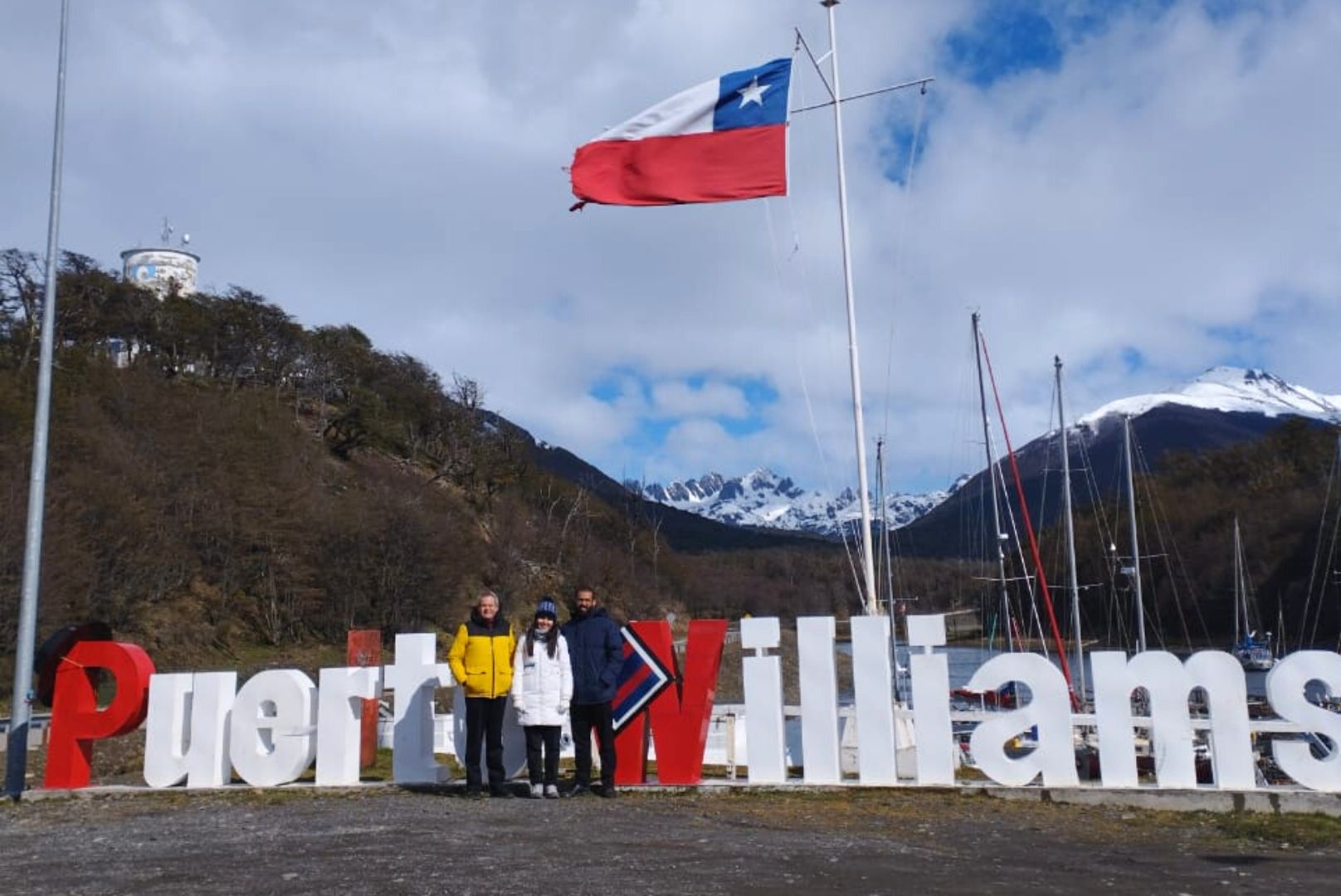 Puerto Williams recibe a valiente matrimonio brasileño que servirá de forma voluntaria en el sur de Chile