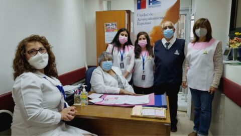 Iglesia Adventista conmemora el mes del cáncer de mama extendiendo material educativo en hospital de Temuco