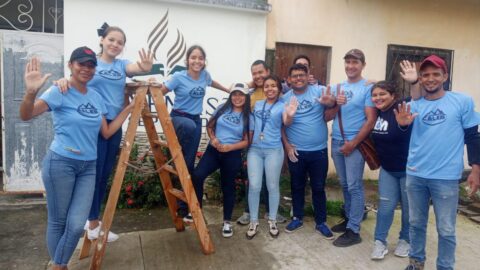 Calebs reconstruyen fachadas de hogares e iglesias en Ecuador