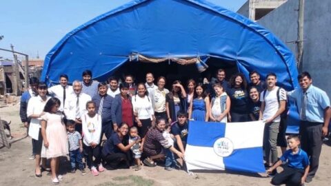 Jóvenes colaboran en la plantación de una nueva iglesia en Buenos Aires