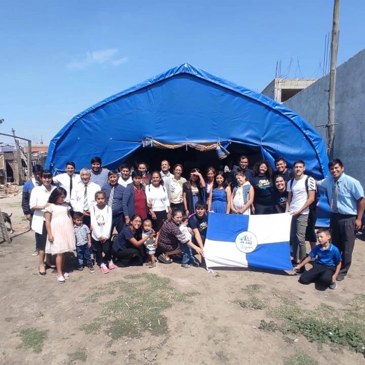 Jóvenes colaboran en la plantación de una nueva iglesia en Buenos Aires