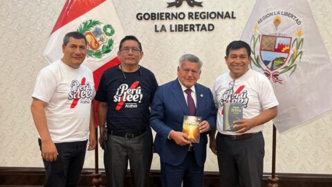Autoridades civiles en el norte del Perú reciben el libro "El gran conflicto"