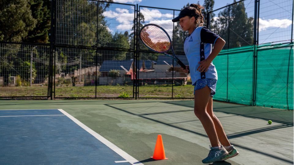 Con tan solo once años, Isidora ha desarrollado una disciplina y una pasión por el tenis que la ha llevado a medirse con grandes competidoras.