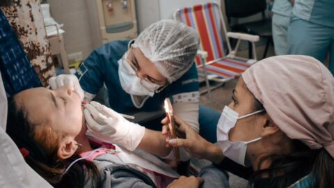 Casi 500 personas recibieron atención odontológica gratuita con programa de la Universidad Adventista del Plata