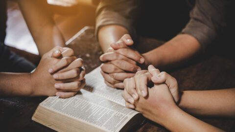 Tres amigas forman una clase bíblica para ayudar a otros adolescentes a estudiar la Biblia