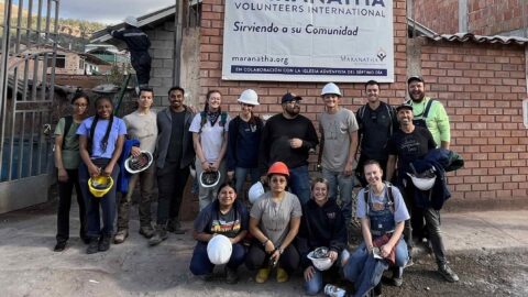 Voluntarios de Estados Unidos ayudan a construir un templo adventista en Cusco