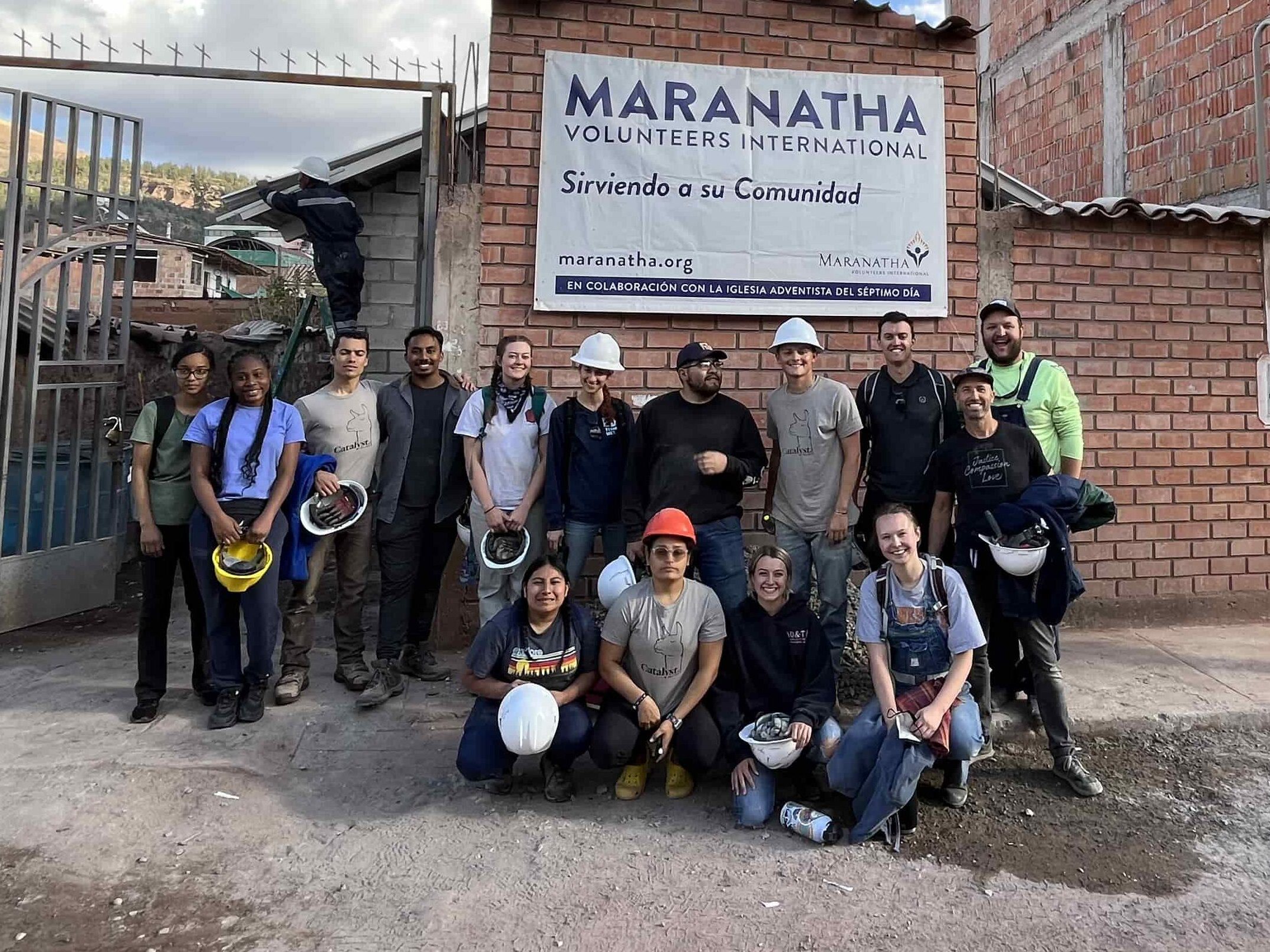 Jóvenes de entre 18 a 28 años llegaron desde Estados Unidos como voluntarios, para ayudar en congregación adventista de Cusco, en Perú.