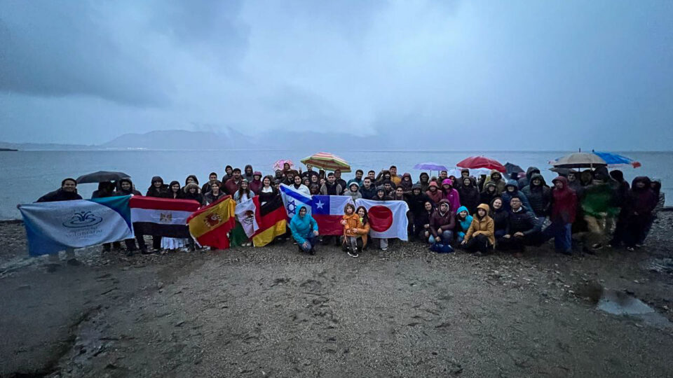 Representantes del sur de Chile juntos en la orilla del Lago Caburgua