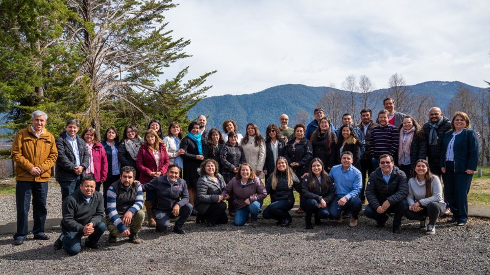 Foto grupal de tesoreros del sur de Chile junto a equipo de remesas.
