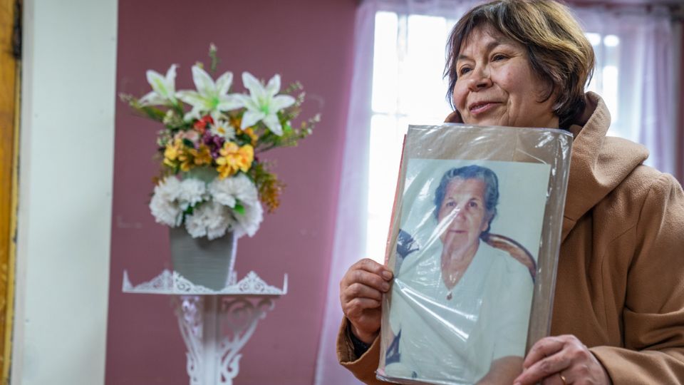 Hermana de Iglesia relatando historia de Cristina. con un cuadro en manos.