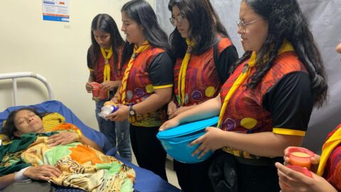 Miembros de los Clubes de Conquistadores en Ecuador atienden a personas de bajos recursos