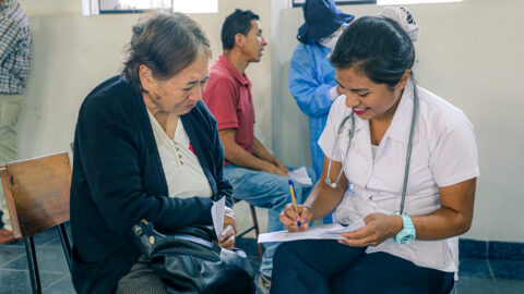Estudiantes de enfermería atienden a 500 personas en campañas gratuitas de salud en Perú