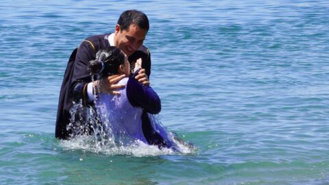 Transformación en Caleta Tumbes: estudiantes se bautizan en el mar