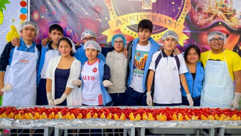 Estudiantes preparan la ensalada de frutas más grande del Perú, promoviendo un estilo de Vida Saludable