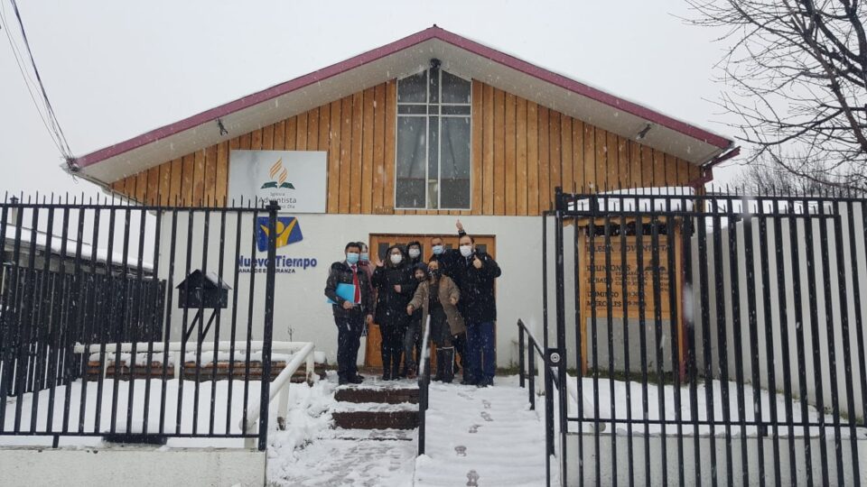 Iglesia Central de Coyhaique, lugar donde se aloja el canal digital, escena cubierta de nieve (Foto: Comunicaciones)