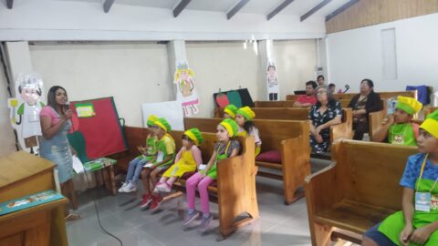 Escuela Cristiana de Vacaciones enseña a “niños en la cocina” sobre el amor de Jesús