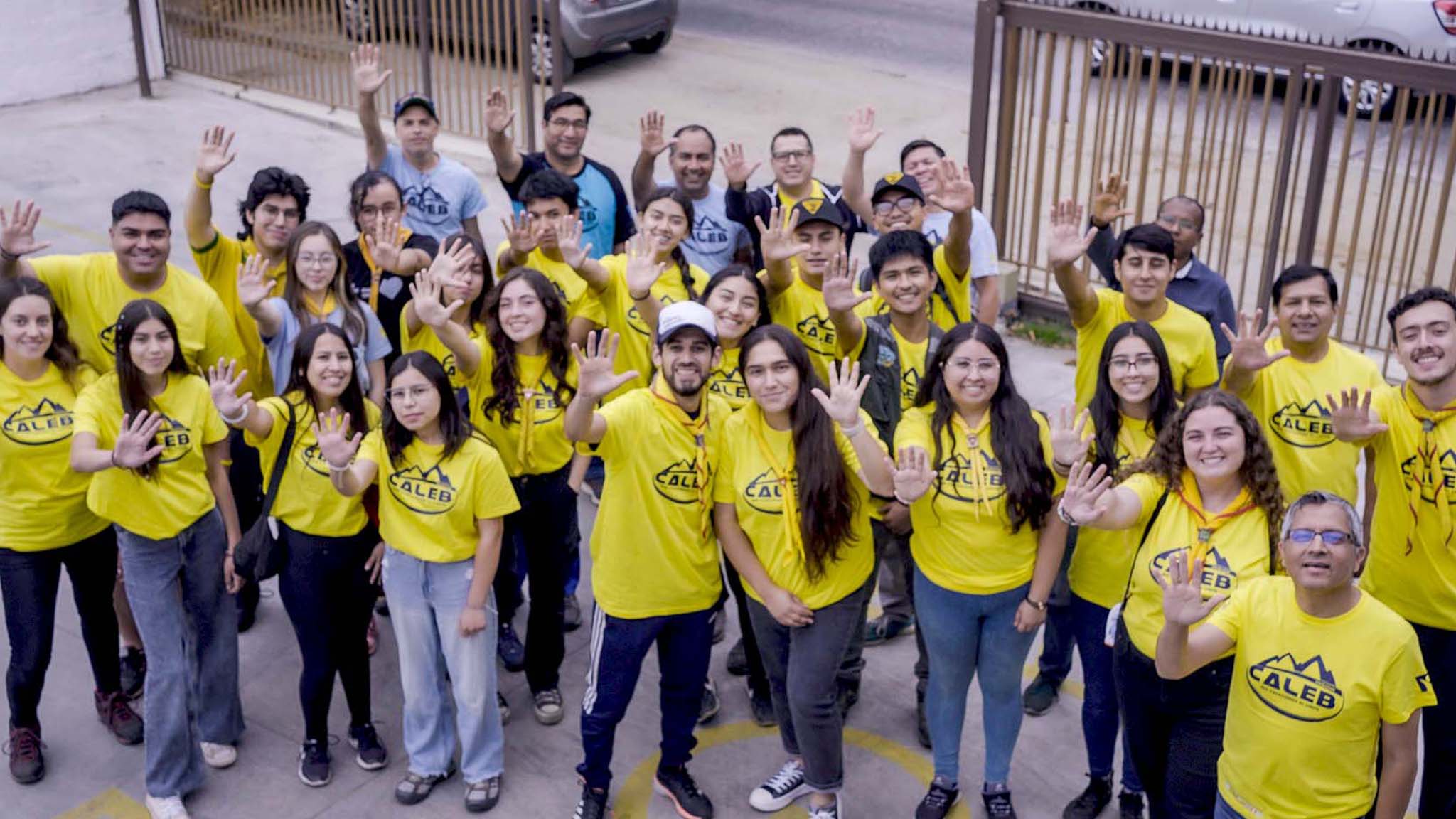 Jóvenes adventistas brindan ayuda a damnificados por los incendios en Chile