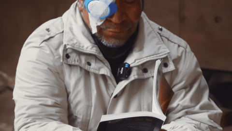 Anciano oraba por salud para poder leer su Biblia; especialistas de AdventHealth y Clínica Adventista Americana de Juliaca lo operaron