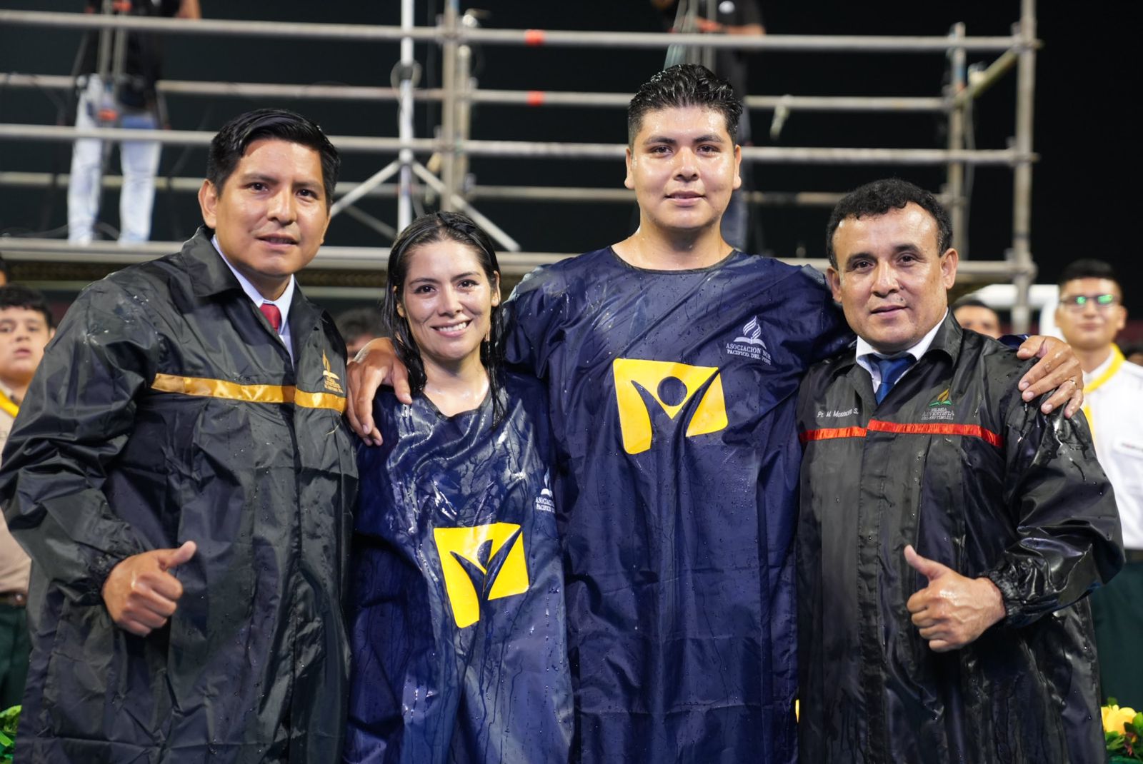 Matrimonio descubre la verdad en la Escuela Bíblica de Nuevo Tiempo y es bautizado ante 25 mil asistentes en Trujillo, Perú
