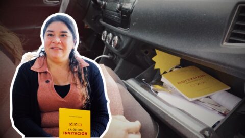Libro misionero que encontró en su auto la llevó a averiguar más de su contenido y de la esperanza de una nueva vida
