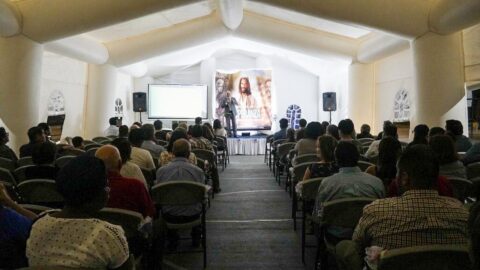 Sur Metropolitana instala carpa inflable para semana de evangelismo: 