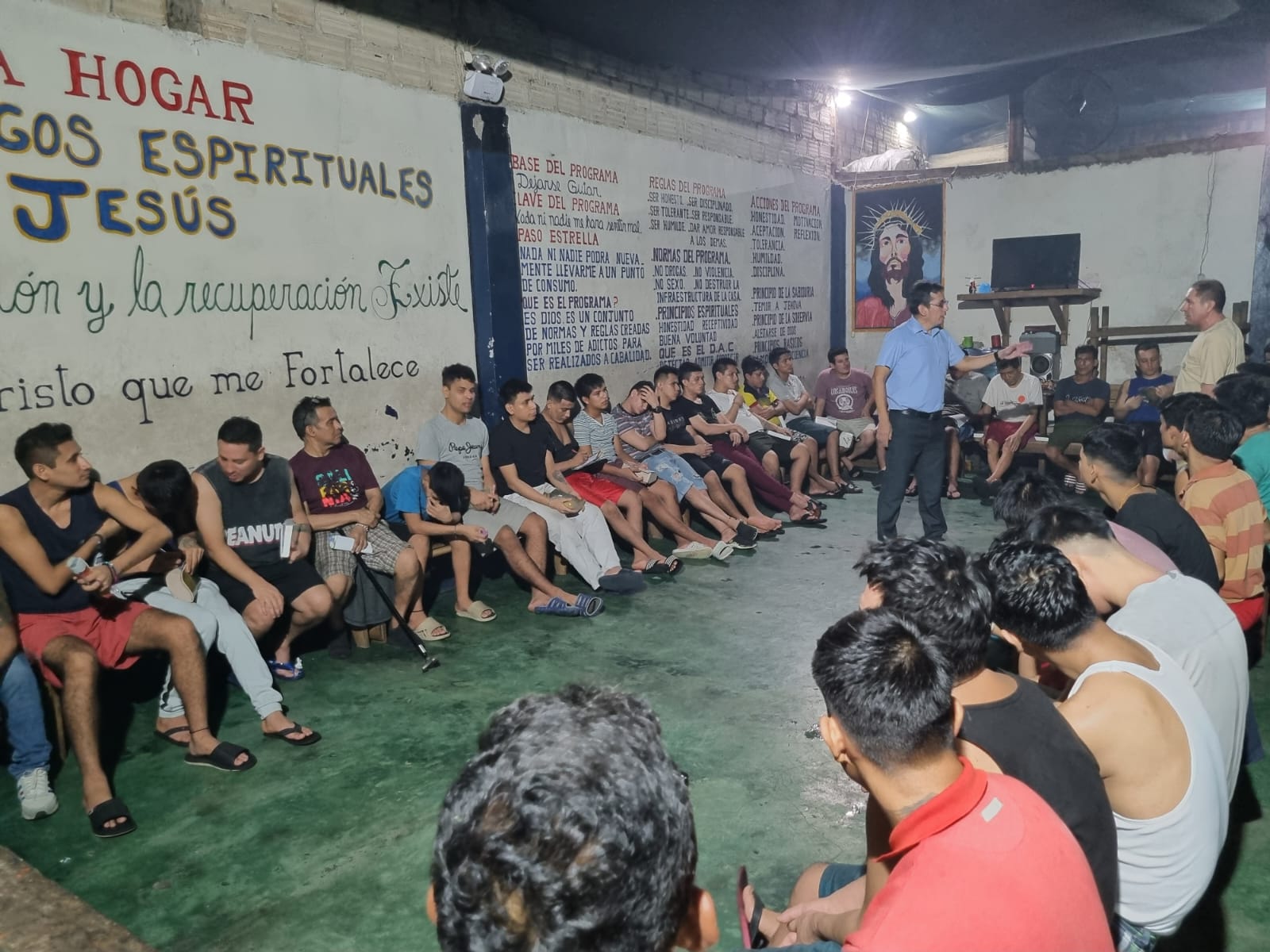 32 personas de centro de rehabilitación entregan sus vidas a Cristo
