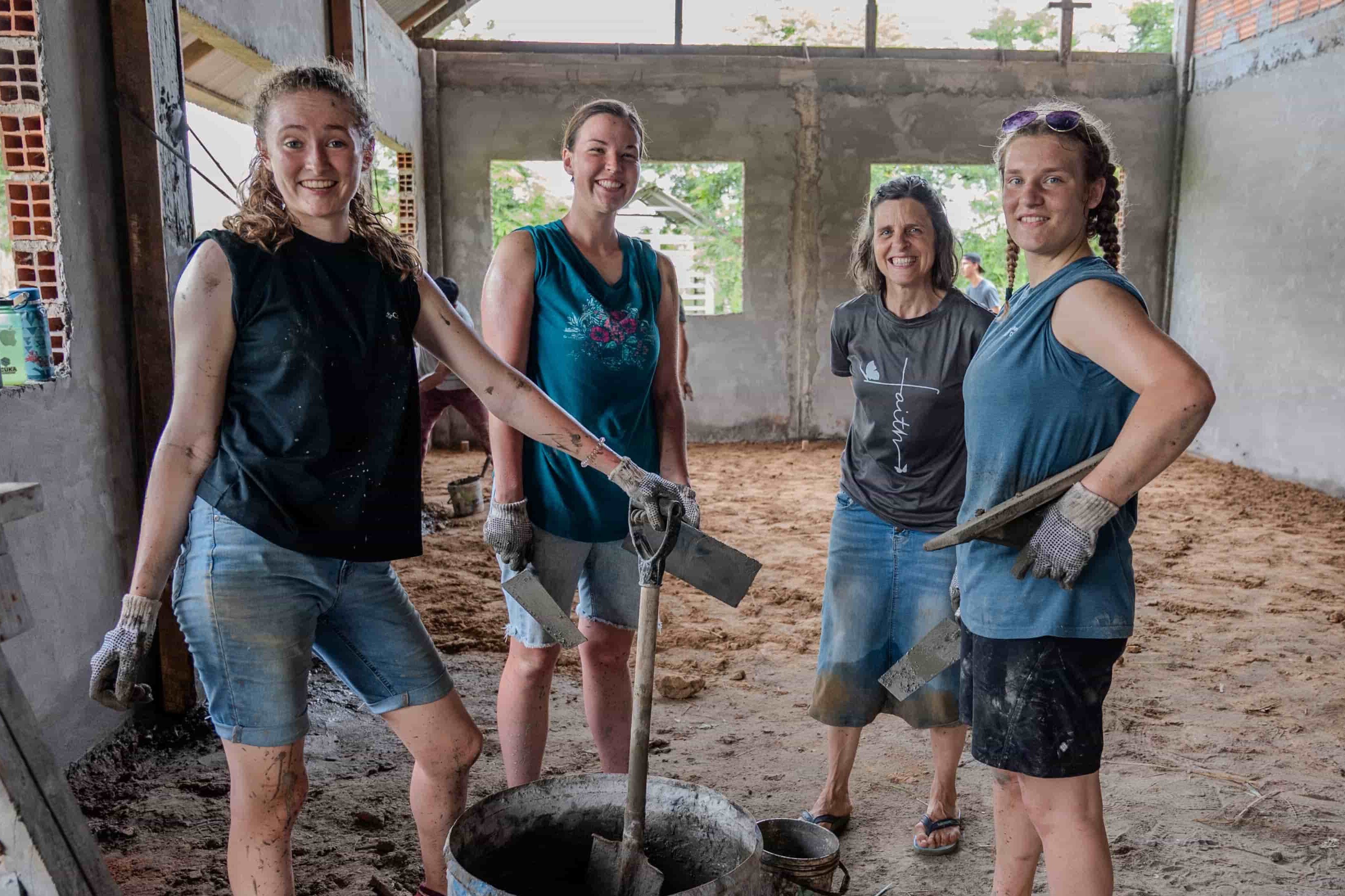 Voluntarios de Fountainview Academy ayudaron en tareas de construcción de sanatorio en la selva peruana
