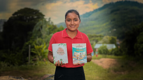 Mary, a sus 15 años, predica con amor la Palabra de Dios en un caserío de la selva del norte del Perú