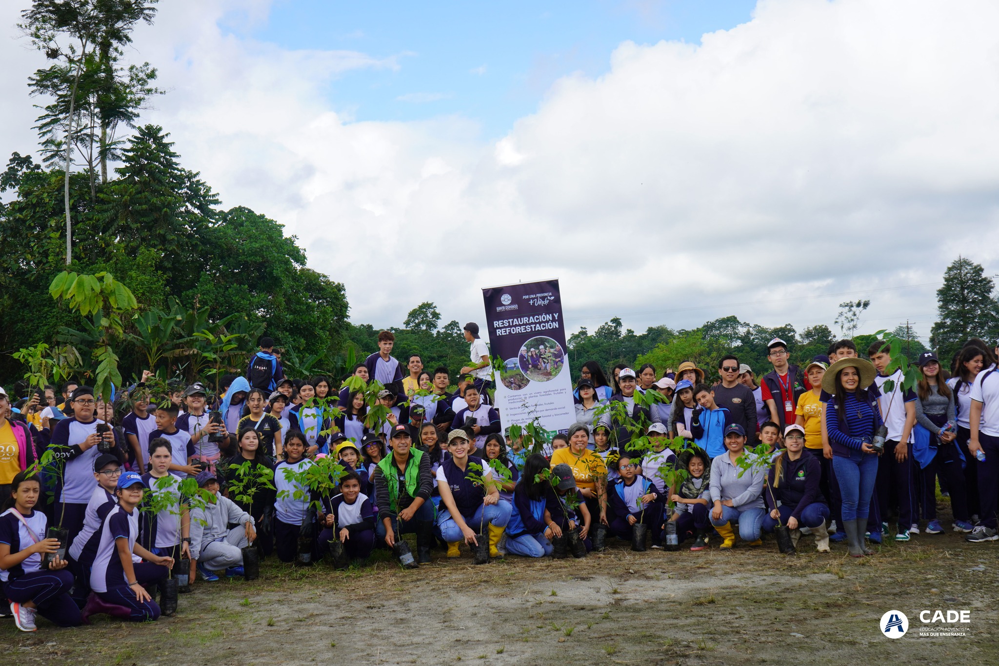 Estudiantes adventistas plantan 1510 árboles a favor a la restauración forestal en Ecuador