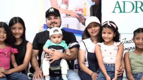 Familia migrante encuentra red de apoyo gracias a  ADRA Ecuador