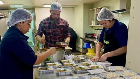 Restaurante adventista distribuye ropa, alimentos y esperanza en ciudad central de Chile