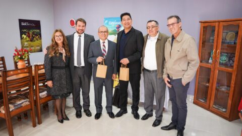 Líderes de la iglesia local junto al coordinador de Escuela Bíblica en Paraguay y el Director Sudamericano de la Escuela Bíblica inaugurando el primer Espacio Nuevo Tiempo en Paraguay.