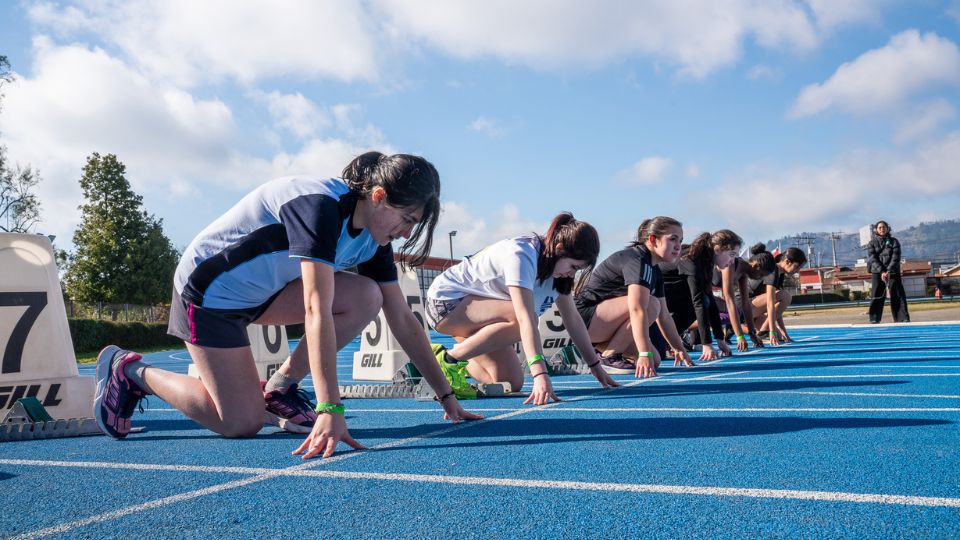 Alumnas preparadas en sus marcas para competir en metros planos