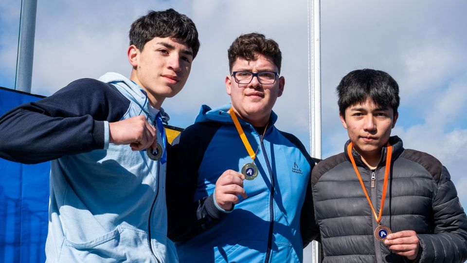 Alumnos mostrando sus medallas obtenidas