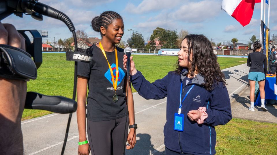 Equipo de prensa del Colegio adventista entrevistando a ganadora de competencia